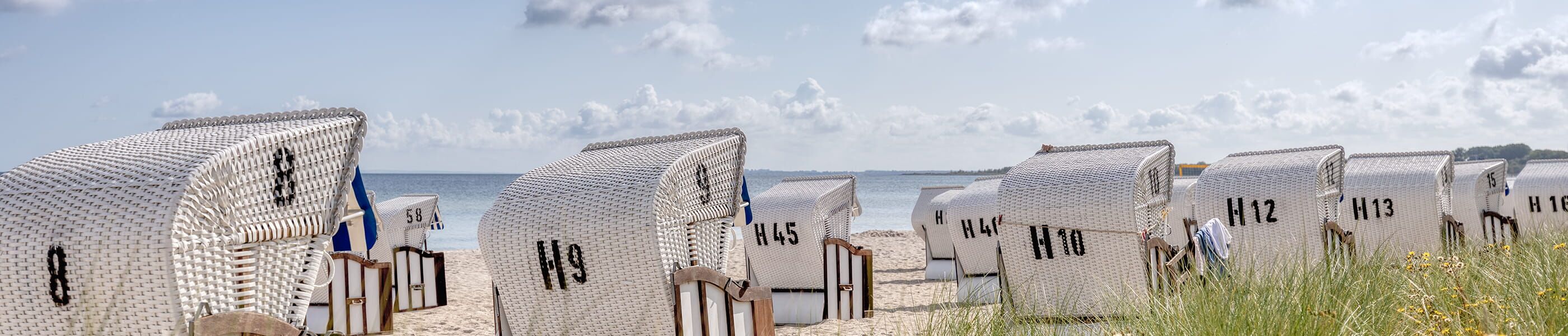 Reihe von Strandkörben an der Ostseeküste