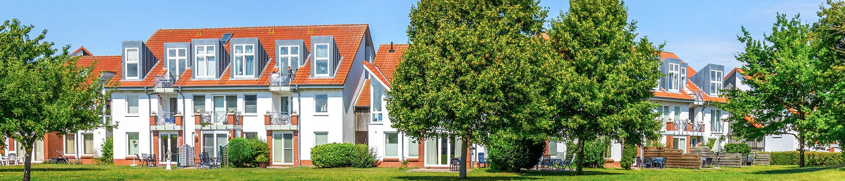 Wohnanlage mit modernen Häusern und gepflegten Grünflächen