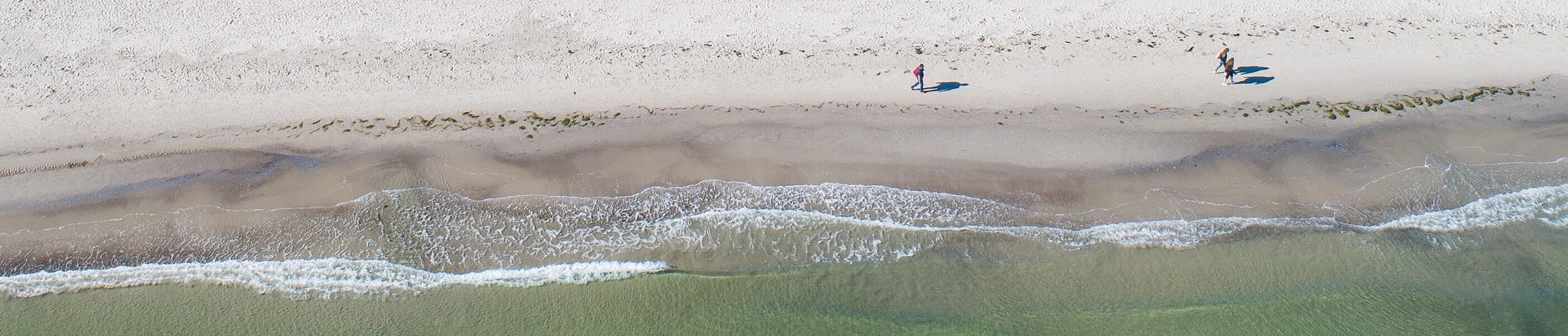 Luftaufnahme von Strand und Wellen an der Ostsee