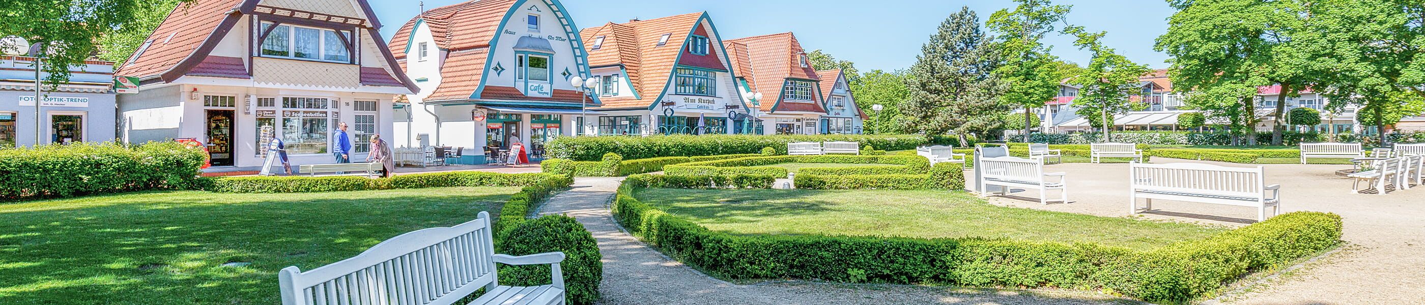 Bäderarchitektur mit Cafés und Geschäften am Kurpark