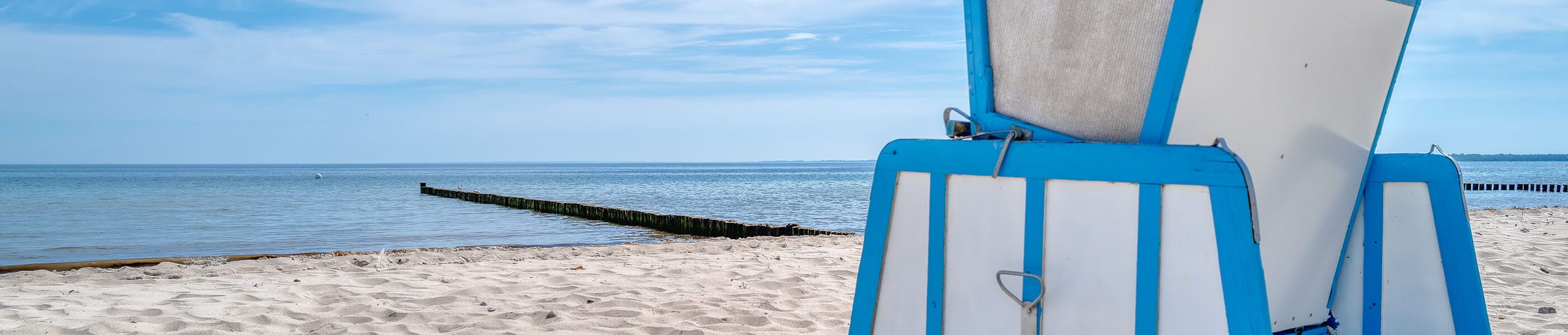 Strandkorb am ruhigen Ostseestrand mit Blick aufs Meer